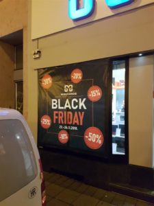 Read more about the article Oslikavanje izloga za Black Friday