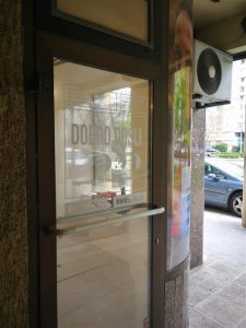 Oslikavanje izloga rupičasta folija - E&A