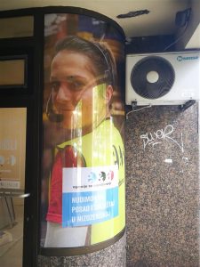 Oslikavanje izloga rupičasta folija - E&A