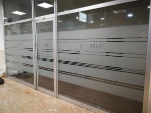 Read more about the article Oslikavanje izloga pjeskarenom folijom