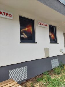 Read more about the article Oslikavanje izloga – Rupičasta folija