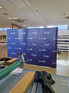 Read more about the article Pop up magnetski promo zid – praktično i efektno rješenje za promociju