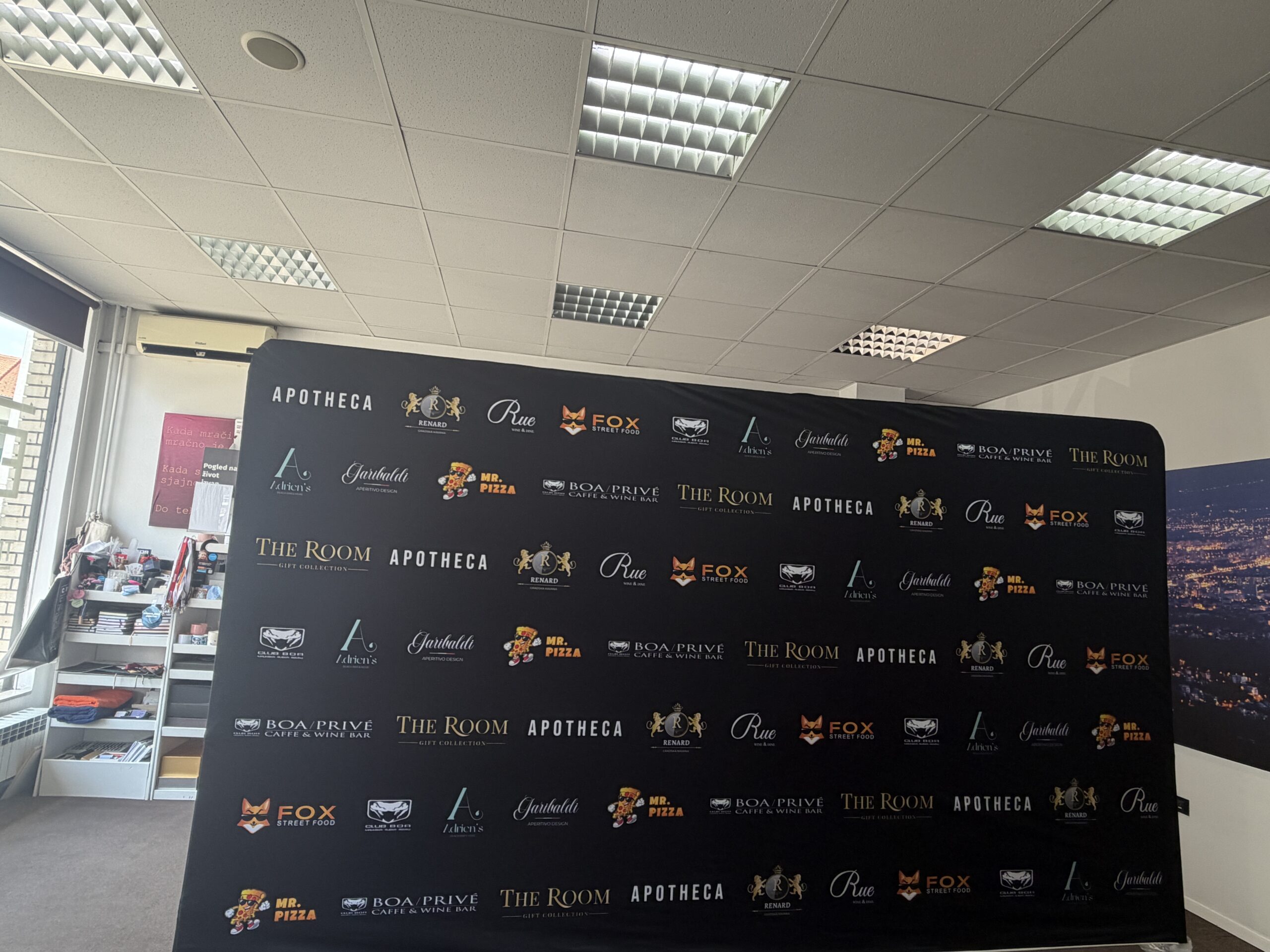 Read more about the article Želite da vaš brend bude vidljiv na svakoj fotografiji? Pop up zid je pravi izbor za Vas!
